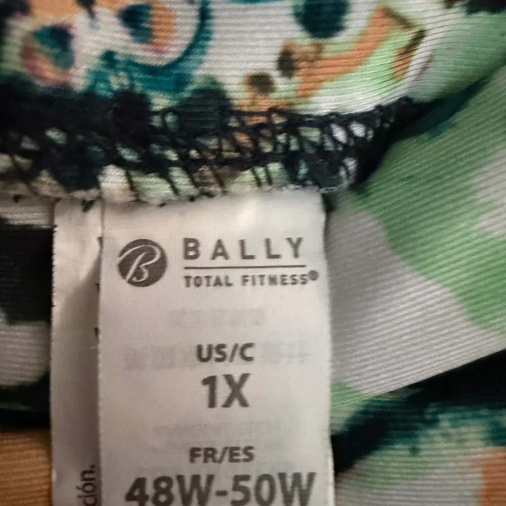 Bally’s total fitness multi colored yoga pants/leggings, Size 1X - Picture 3 of 4